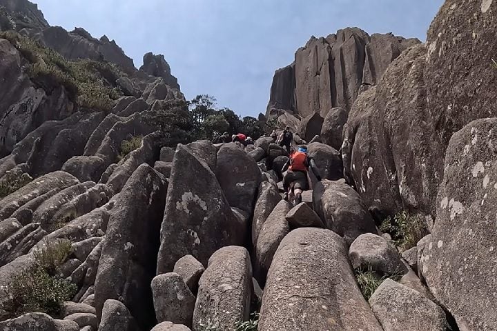 A trilha para o cume exige bom preparo físico e conhecimento em técnicas de escalada, especialmente na parte final, que envolve trechos de escalaminhada (escalada leve com as mãos). 