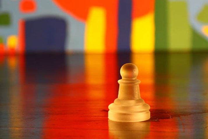 No jogo, existem oito peões perfilados lado a lado nas casas da penúltima fileira. Seus movimentos, então, são limitados a uma casa para frente. A única exceção é quando o peão ainda não foi movimentado, podendo andar duas casas para frente.