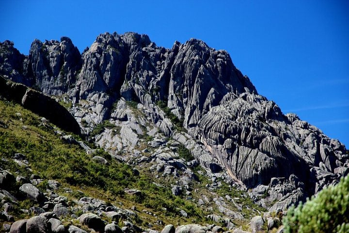 O nome Agulhas Negras tem dois motivos principais: um deles é por conta das formações rochosas pontiagudas que lembram agulhas.