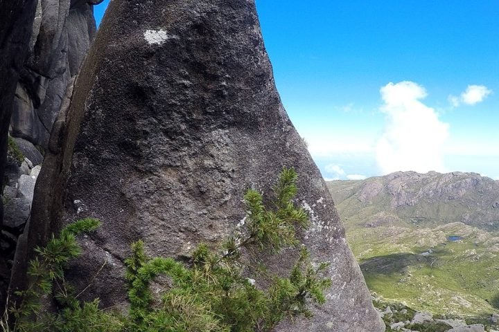 A outra razão do nome vem da coloração escura da rocha, que é composta por gnaisse e granito.