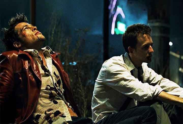 Clube da Luta (1999): dirigido por David Fincher e baseado no livro de Chuck Palahniuk, o filme segue Jack (Edward Norton), um narrador desiludido, cuja vida é transformada após conhecer Tyler Durden (Brad Pitt). Juntos, eles formam um clube secreto onde os homens podem expressar sua frustração e raiva por meio de lutas físicas. A dinâmica entre os personagens principais e os eventos que se desenrolam desafiam as percepções do espectador sobre o que é real e o que não é, criando uma experiência 