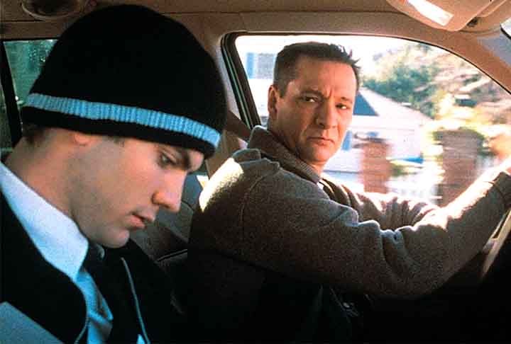 Beleza Americana (1999): drama dirigido por Sam Mendes. Após um despertar pessoal, um homem decide mudar drasticamente sua vida e buscar a felicidade, desafiando normas sociais e familiares. O filme é uma crítica ácida da vida suburbana americana, abordando temas como identidade, conformismo e o desejo de liberdade. Com performances intensas e um roteiro afiado, oferece uma visão provocadora e reflexiva sobre a busca pela realização pessoal.