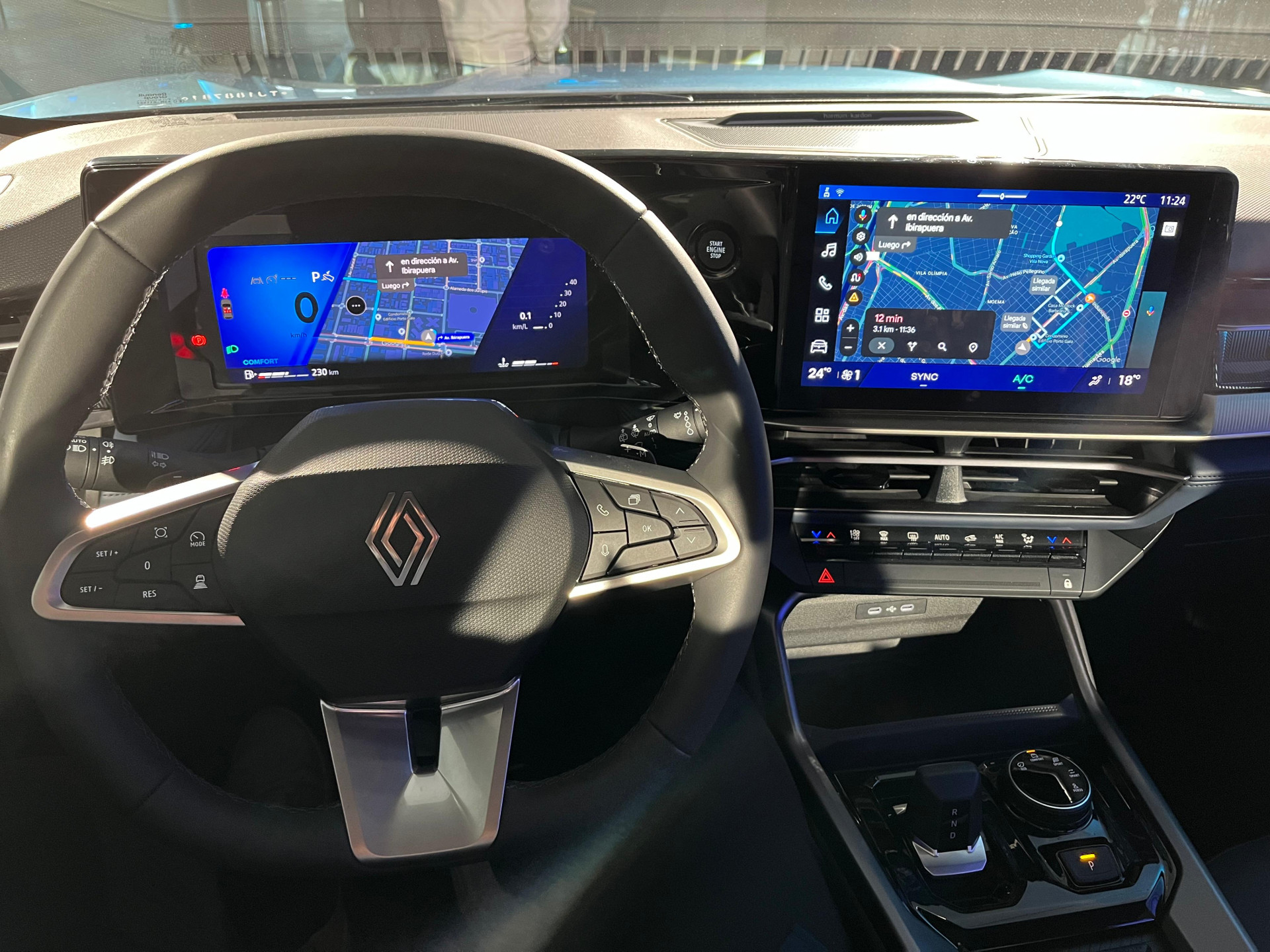 Painel e central multimídia de 10 polegadas equipados com sistema Google Automotive.