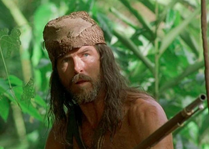 Durante seu tempo na ilha, Crusoé (Pierce Brosnan) luta pela sobrevivência, aprende a viver em harmonia com a natureza e faz amizade com um nativo chamado Sexta-Feira. 