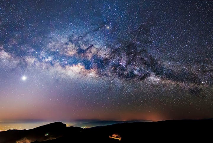 Foram encontradas moléculas com fósforo em uma nuvem de gás densa, localizada a aproximadamente 74 mil anos-luz do centro da Via Láctea, nas bordas da galáxia.