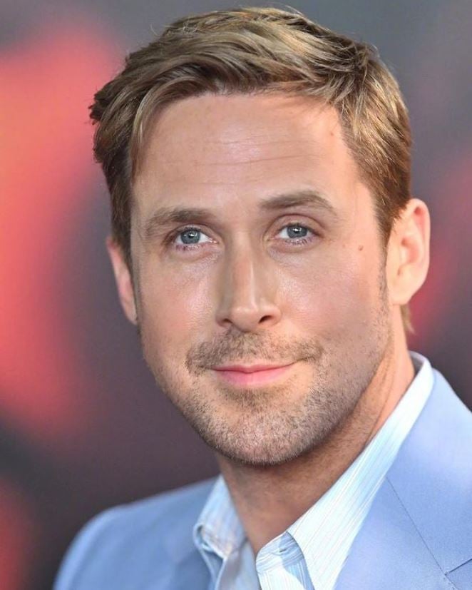Mais um galã: Ryan Gosling (12/11/1980) é conhecido por sua versatilidade em filmes como La La Land (2016), que lhe rendeu uma indicação ao Oscar, Drive (2011) e Blade Runner 2049 (2017). É um dos atores mais admirados de sua geração, com uma carreira que abrange desde romances até papéis mais intensos.