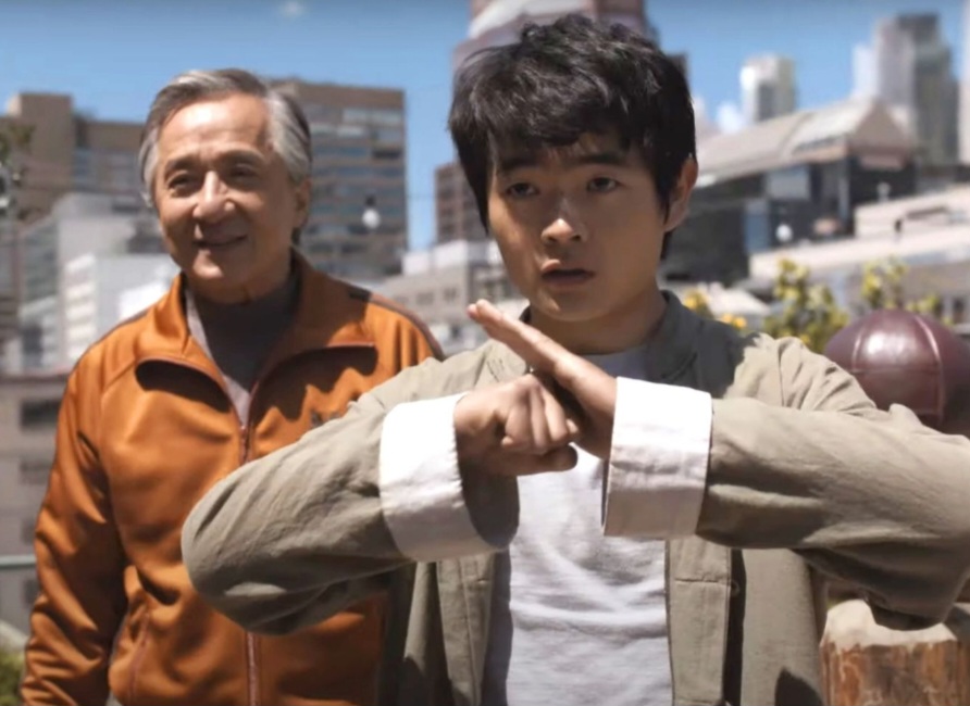 O novo filme une gerações e estilos, misturando tradição oriental com desafios contemporâneos. Jackie contracena com Ralph Macchio (do primeiro filme) e Ben Wang (foto),  criando um elo entre as franquias clássica e moderna. A produção reforça valores como respeito e superação.