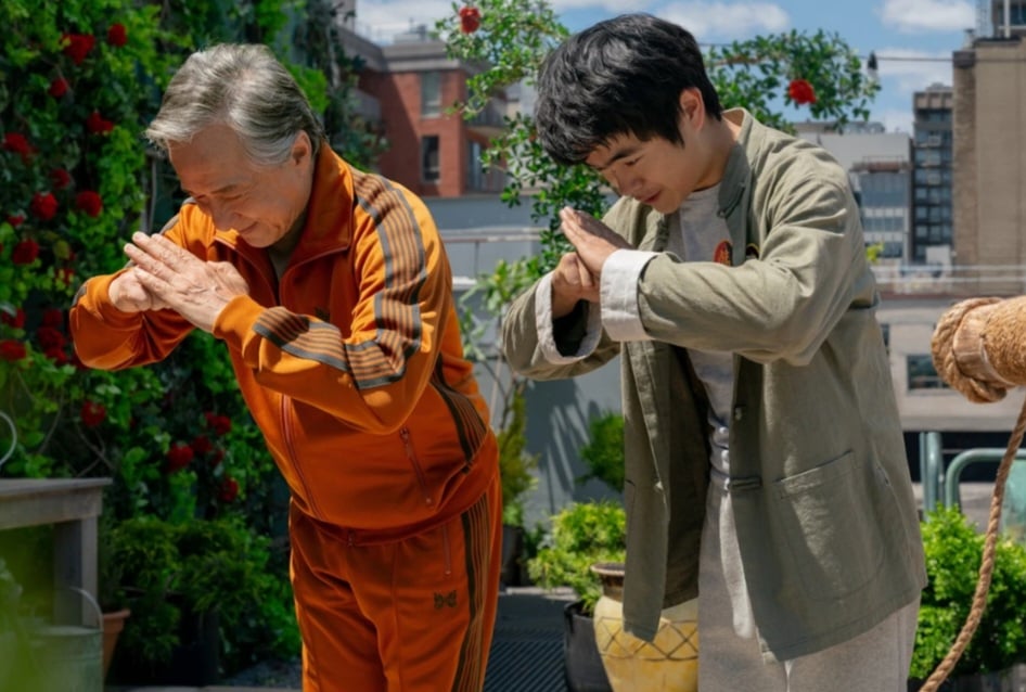 Na trama, um jovem sino-americano se muda para a China e enfrenta um ambiente hostil, encontrando no karatê um caminho de equilíbrio. Sob a tutela de Sr. Han e Daniel LaRusso, ele enfrenta dilemas internos e inimigos externos.