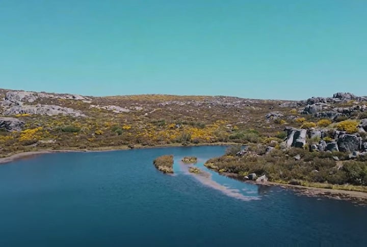 O lago, chamado Covão dos Conchos, fica na Serra da Estrela, o ponto mais alto de Portugal.
