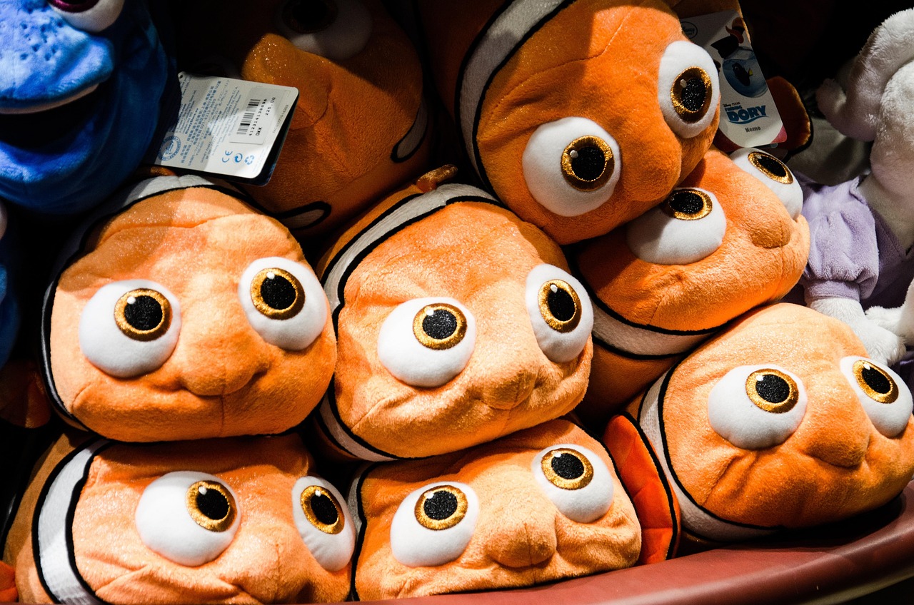 Procurando Nemo foi um grande sucesso de bilheteria, arrecadando mais de 870 milhões de dólares em todo o mundo. Foi, então, o primeiro filme da Pixar a ganhar o Oscar de Melhor Animação, em 2004, ao contar a hilária e emocionante jornada do peixinho. 