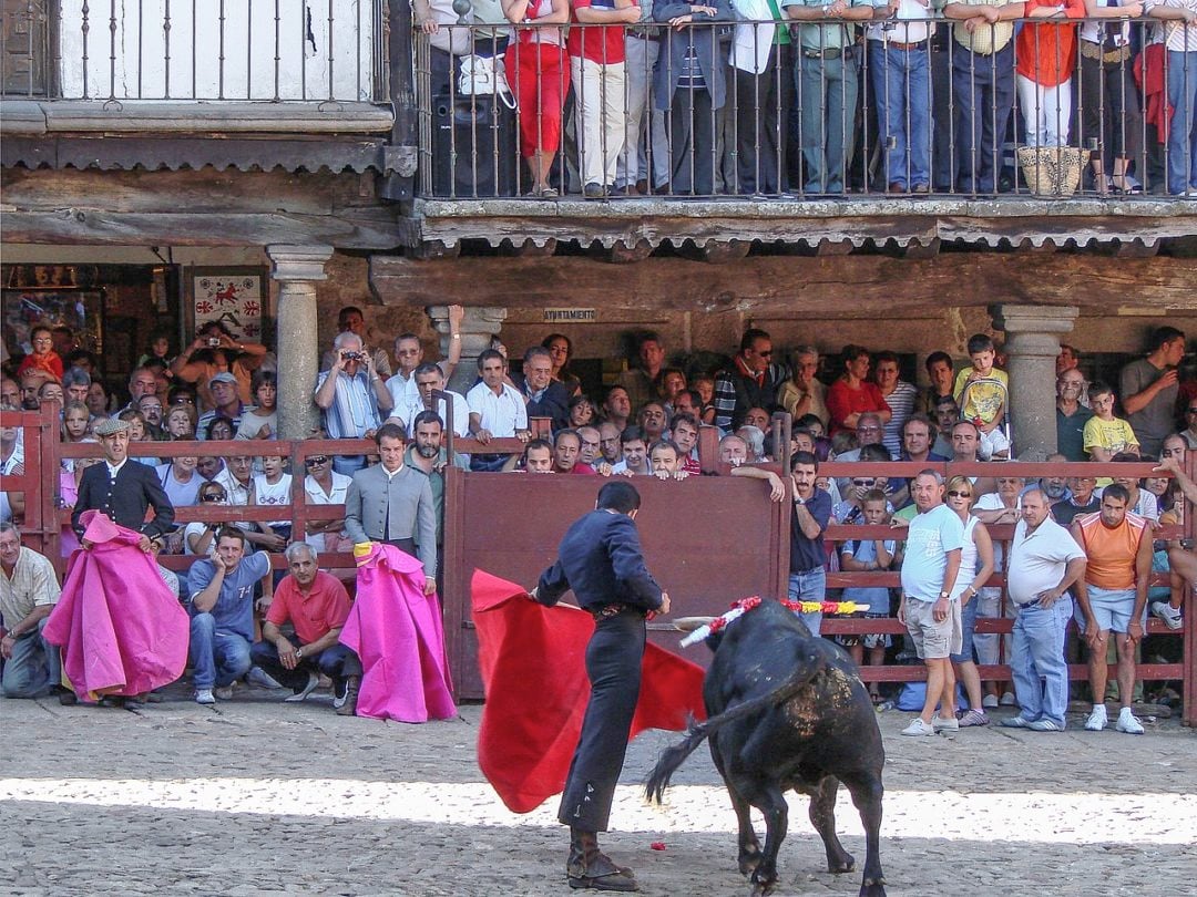 Também conhecidas como tauromaquia, as touradas são uma tradição controversa com raízes profundas em diversas culturas, principalmente na Península Ibérica e em partes da América Latina.