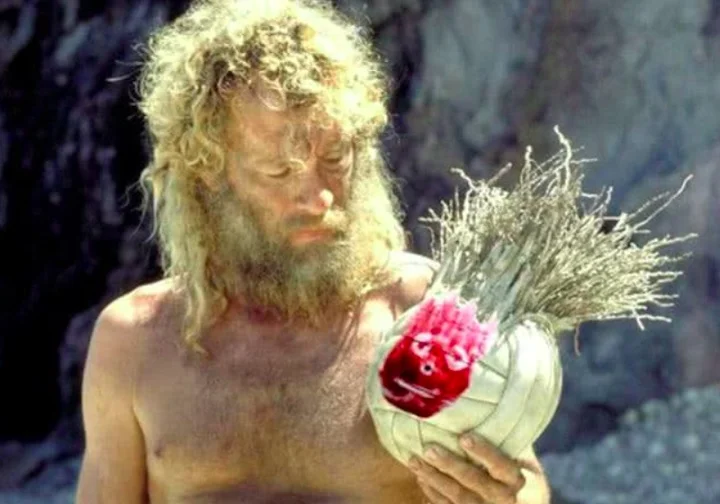 Isolado e sozinho, Chuck enfrenta os desafios físicos e emocionais da sobrevivência, aprendendo a caçar, pescar e construir abrigo. A bola Wilson, criada pelo personagem para ser um companheiro, se tornou uma marca do filme.