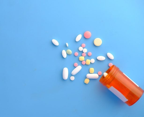 O problema principal ocorre no fígado, que é responsável por processar o medicamento. Cerca de 5% do remédio se transforma em uma substância prejudicial chamada quinoneimina.