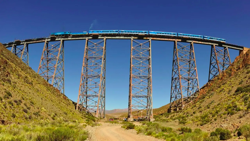 Outro ponto que chama a atenção no percurso é Puna Salteña, com destaque para a travessia do Viaduto La Polvorilla, uma obra-prima da engenharia.