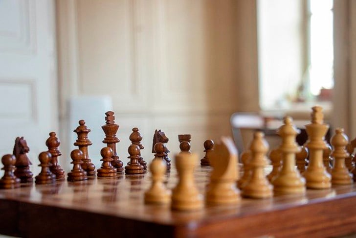 Já os cavalos, posicionados ao lado das torres, andam em “L”. São duas casas para frente ou para atrás, e uma para o lado, existindo a possibilidade de pular possíveis peças no “trajeto”. 