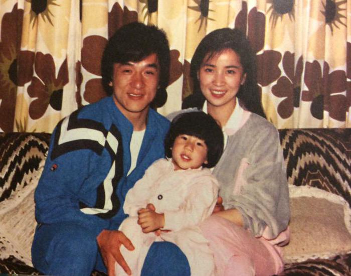 Fora das telas, Jackie Chan casou-se com a atriz taiwanesa Lin Feng-jiao em 1982, após um relacionamento secreto. Eles têm um filho, Jaycee Chan, naacido em 3/12/1982, que também é ator.