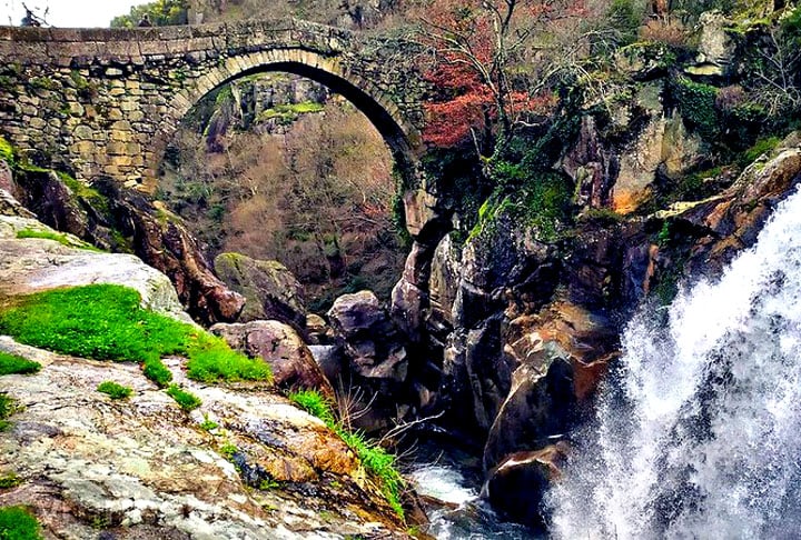 Foi feita em granito com um único arco, com vão de até 13 metros.  Diz a lenda que foi construída pelo próprio Diabo num pacto com um fugitivo que precisava atravessar o rio.