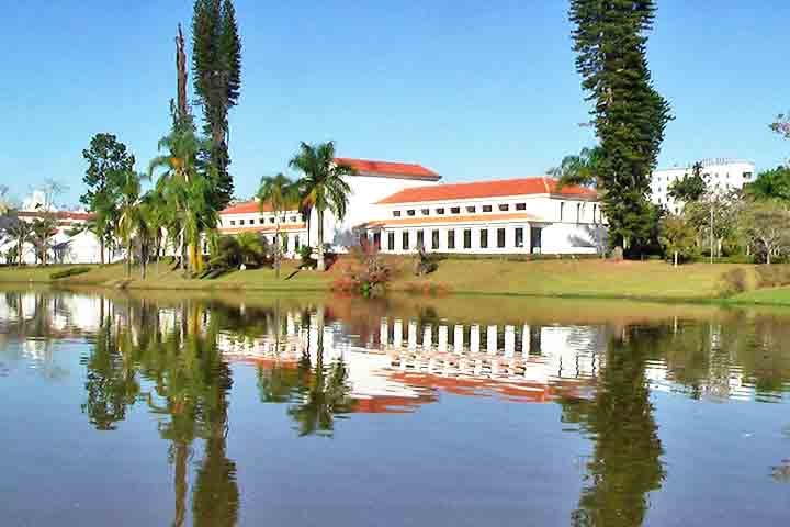 O Parque das Águas é a principal atração de São Lourenço, essencial para a história e o desenvolvimento da cidade. Suas fontes de água mineral, descobertas no século XIX, tornaram-se conhecidas pelos benefícios terapêuticos, levando à criação da Cia. das Águas Minerais e ao crescimento da região. 