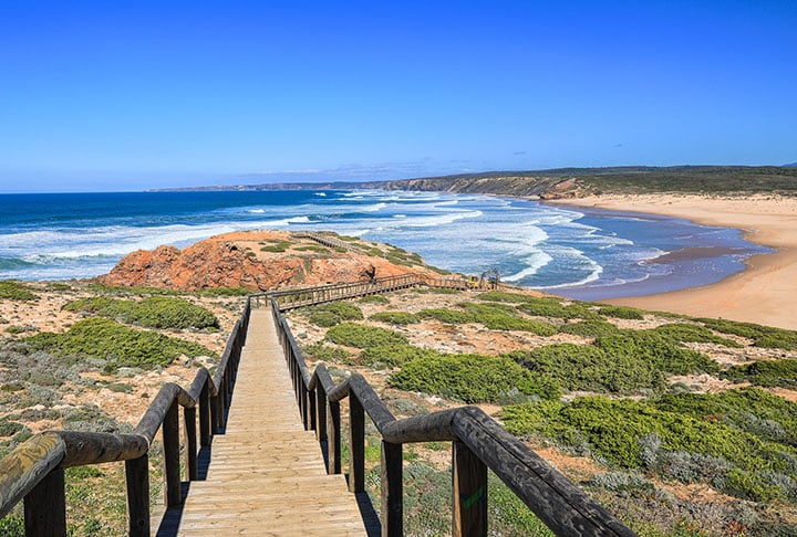 Essas praias não têm poluição e os seus arredores são cercados por pequenas vilas onde predomina a agricultura local com a indicação para experimentar a batata doce e o mel, além dos amendoins de Rogil.
