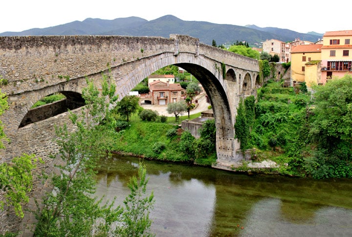 Ponte do Diabo (França) - Construída no século 14, a Old Bridge fica na cidade de Céret, nos Pirineus Orientais, no Sul da França. Atravessa o rio Tech e passou por reparos no século 18. 