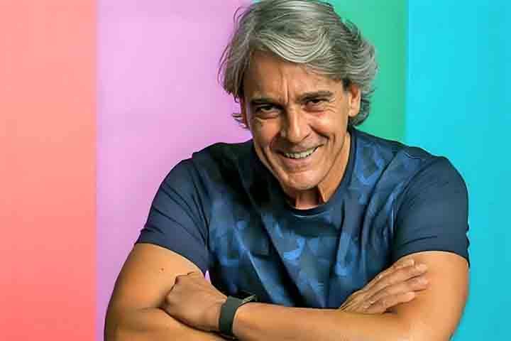 Entre 1985 e 1989, o ator esteve presente em diversos espetáculos promovidos pelo grupo como Corpo de Baile, de Guimarães Rosa, e Pantaleão e as Visitadoras, de Mario Vargas Llosa. No entanto, sua primeira atuação no cinema só aconteceu no curta Paixão Cigana, de 1991. 