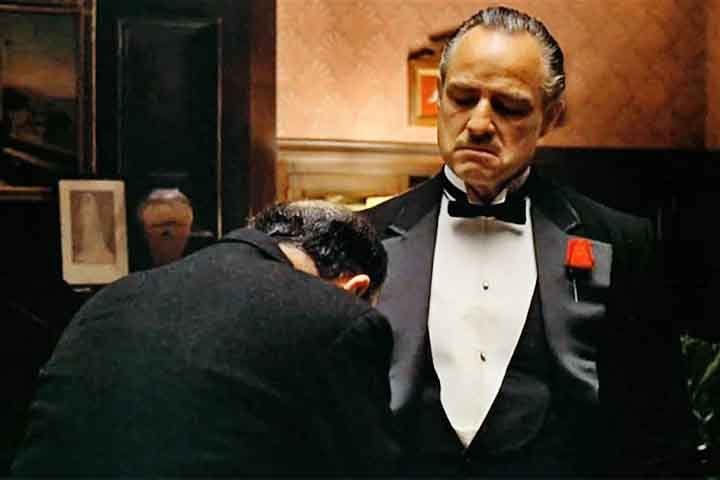 A grande reviravolta aconteceu em 1972, quando aceitou o papel de Vito Corleone em O Poderoso Chefão, de Francis Ford Coppola. Inicialmente, os executivos da Paramount não queriam Brando no papel devido a seu histórico complicado, mas Coppola insistiu. 
