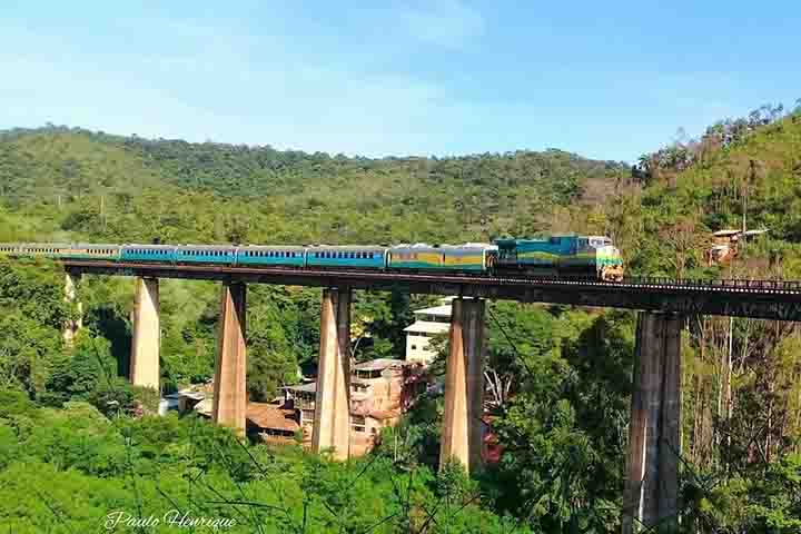 No entanto, seu traçado também levanta discussões importantes sobre impactos socioambientais. A EFC atravessa áreas de mata nativa, reservas e territórios indígenas, o que exige medidas permanentes de mitigação e diálogo com as comunidades afetadas.