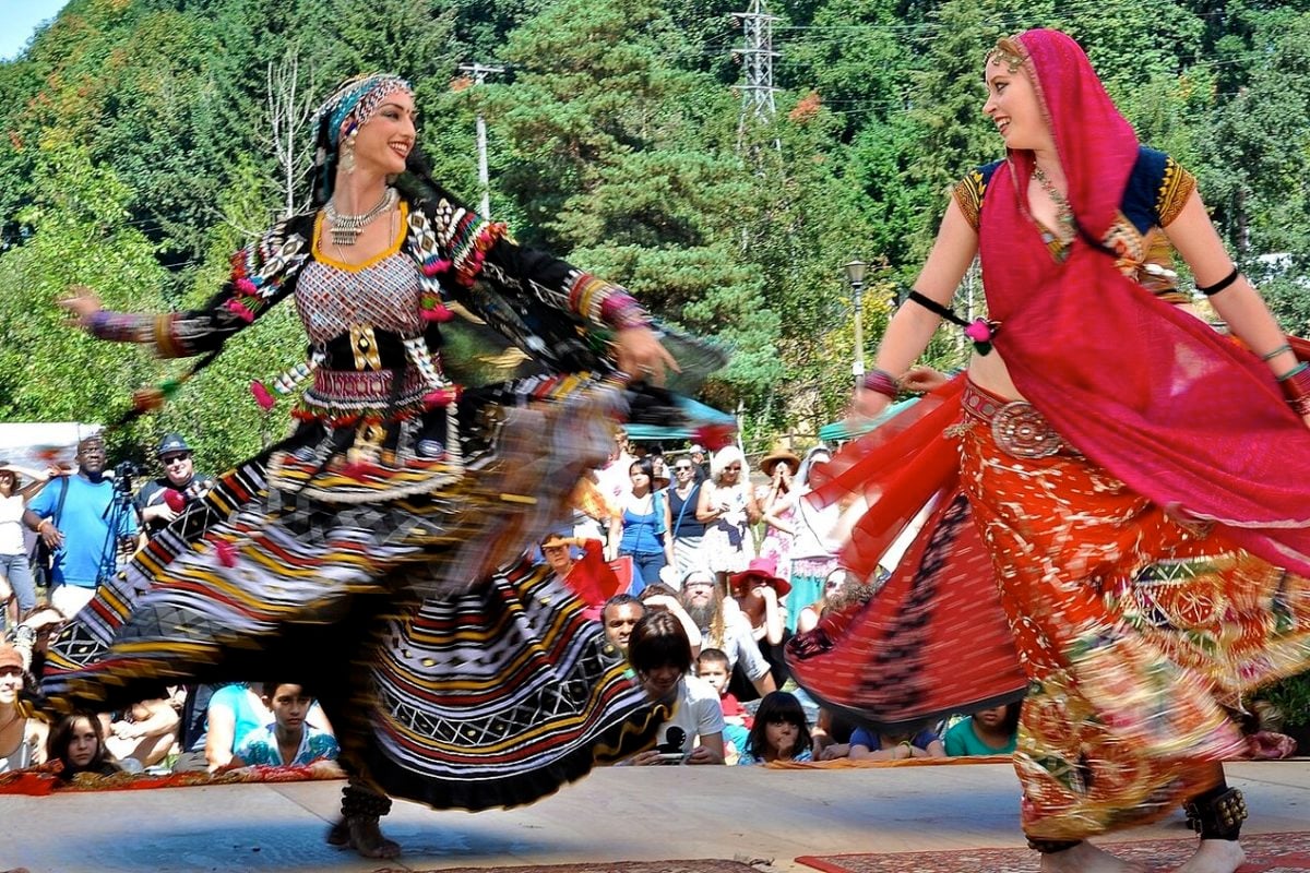 A dança cigana é expressiva e sensual, transmitindo alegria, emoção e liberdade.