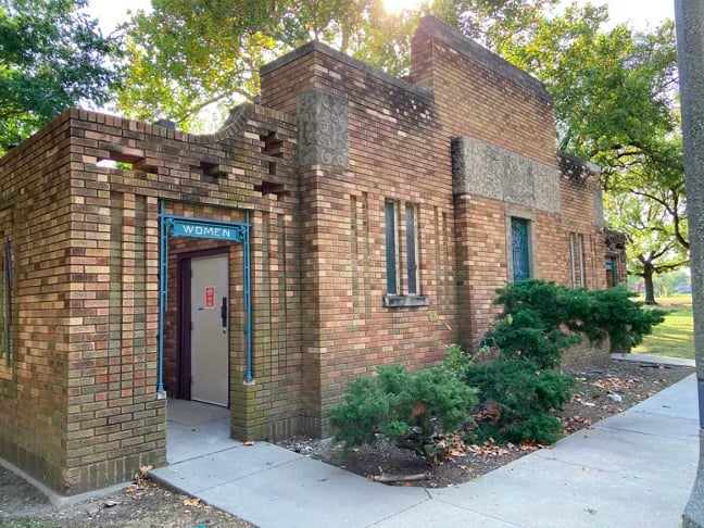 O lugar surgiu para resolver um problema comum na época: a falta de banheiros no parque, onde muitas famílias se reuniam para piqueniques e encontros.