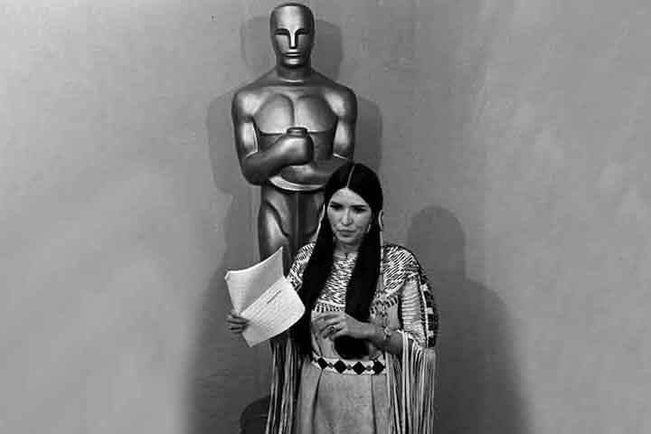 O desempenho lhe garantiu seu segundo Oscar de Melhor Ator, mas, em um gesto histórico, ele recusou a estatueta em protesto contra a forma como Hollywood retratava os indígenas americanos. Em seu lugar, enviou a ativista Sacheen Littlefeather para recusar o prêmio, gerando uma enorme controvérsia.

