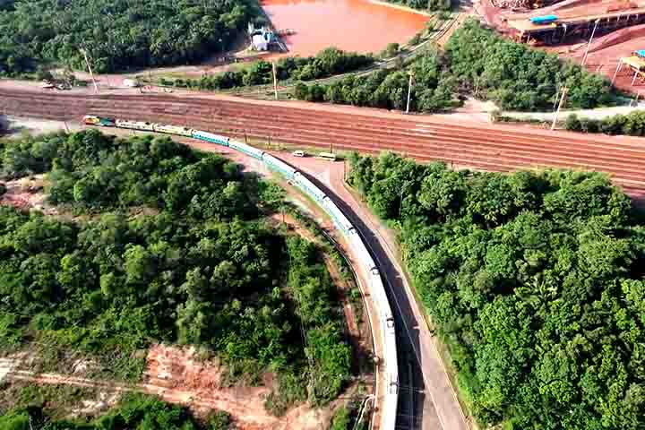 A Vale, como concessionária, mantém programas de relacionamento e responsabilidade social ao longo do trajeto, mas o tema segue sendo alvo de atenção por parte de organizações civis e órgãos ambientais.