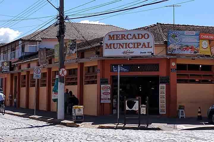 O Mercado Municipal de São Lourenço, localizado no bairro Vila Nova, é um ponto tradicional e charmoso da cidade, onde moradores e turistas encontram produtos frescos e artesanais típicos da região.