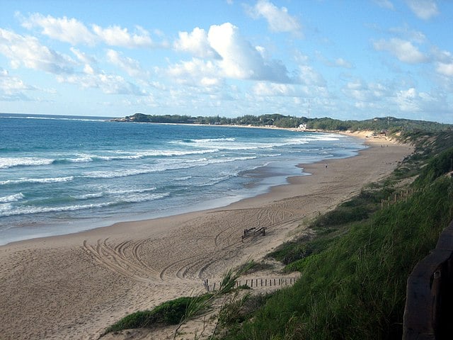 O país, cuja capital é Maputo, fica no sul da África, com longo litoral no Oceano Índico e praias conhecidas, como Tofo (foto), e parques marinhos. Há ilhas que preservam ruínas da era colonial, espécies marinhas e recifes de corais em belas paisagens. 