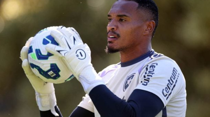 Com lesão de titular e incertezas no elenco, clube inglês avalia investida pelo goleiro de 22 anos ainda nesta janela de transferências