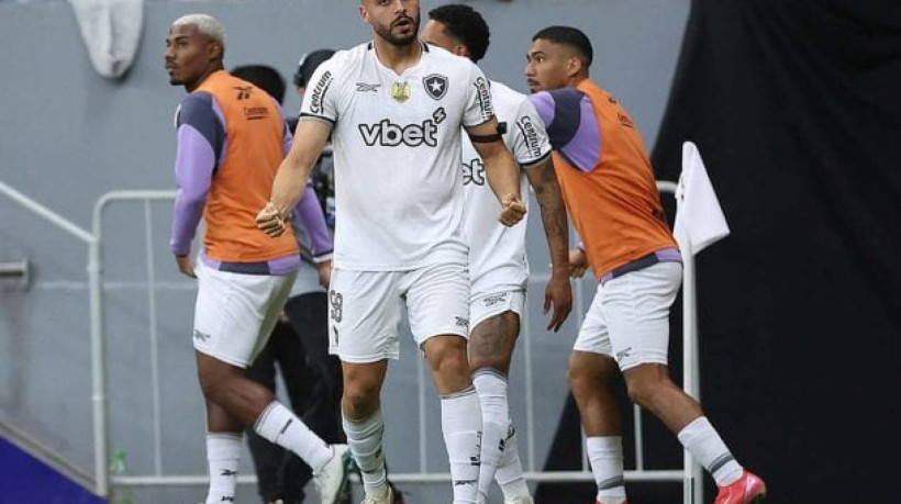 Sob os olhares de Davide Ancelotti e John Textor, atleta estufa a rede pela primeira vez pelo Alvinegro e celebra vitória sobre o Vasco