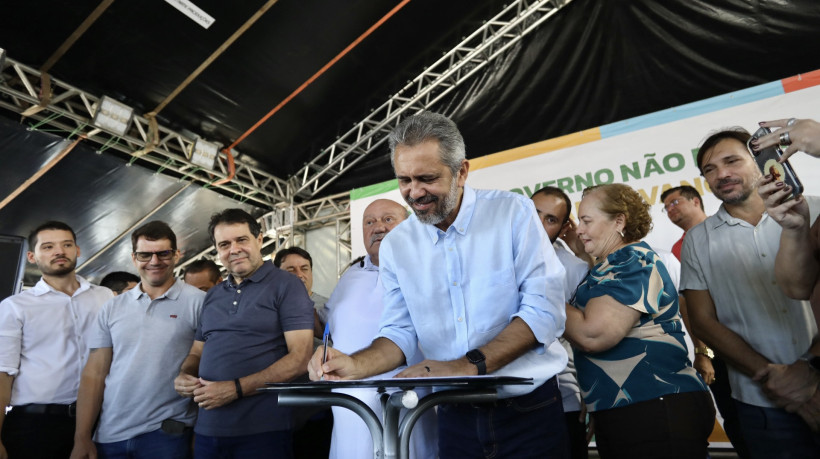 Elmano de Freitas com Evandro Leitão na autorização para construção de areninha na Paupina