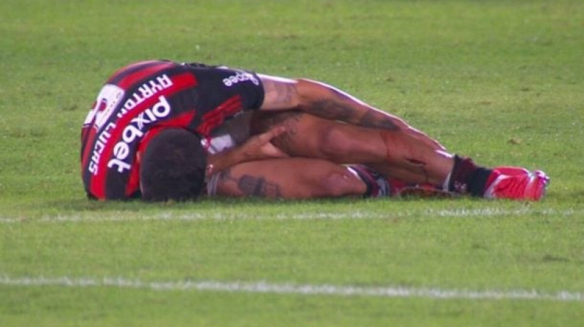 Imagem do jogador no gramado deixou claro o corte profundo que causou dor e desespero ao atleta, que vai desfalcar o time 
