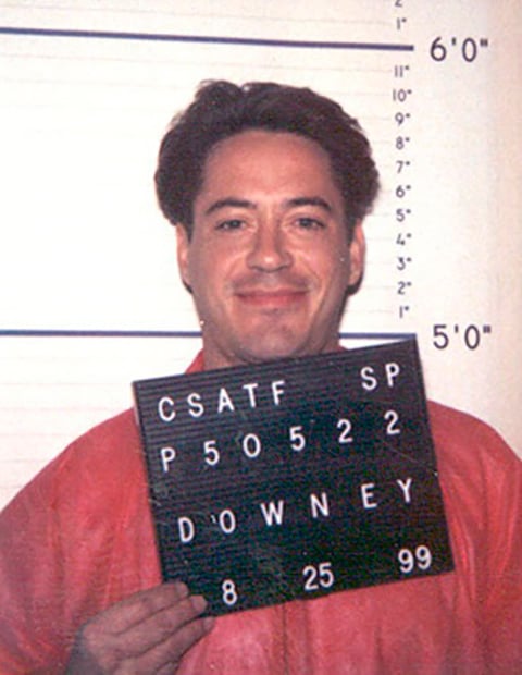 Robert Downey Jr. – Antes de se tornar o icônico Homem de Ferro, Downey Jr. passou por uma fase complicada nos anos 1990 e início dos 2000, marcada pelo vício em drogas. Na época, ele foi preso várias vezes por posse de substâncias ilegais.