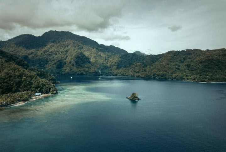 Essa diversidade é resultado da geografia montanhosa e isolada do país de quase 8 milhões de habitantes, que permitiu o desenvolvimento de muitas línguas distintas ao longo do tempo.