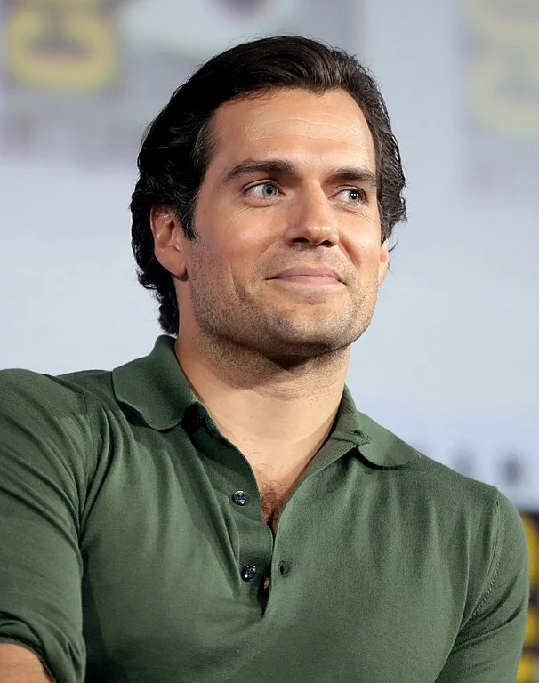 Henry Cavill - Nascido em 5/5/1983 em Sain Helier, na ilha de Jersey, no Reino Unido, o ator tem 1,85 metro. 