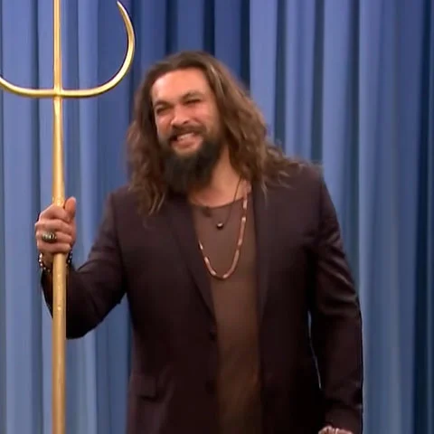 Jason Momoa - Nascido em 1/8/1979 no Havaí, nos Estados Unidos, o ator, roteirista, diretor e produtor, que também é modelo, tem 1,93 metro. 