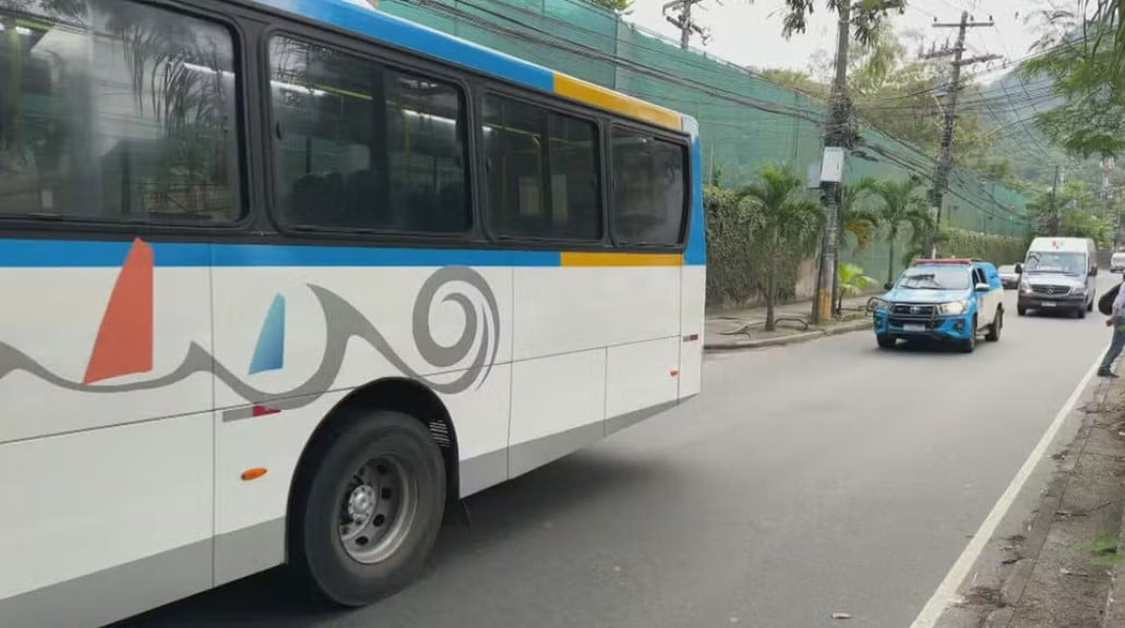 O uso de ônibus em barricadas no Rio de Janeiro já fez com que os veículos passassem a circular com escolta policial, nos momentos de maior tensão em certas comunidades. 