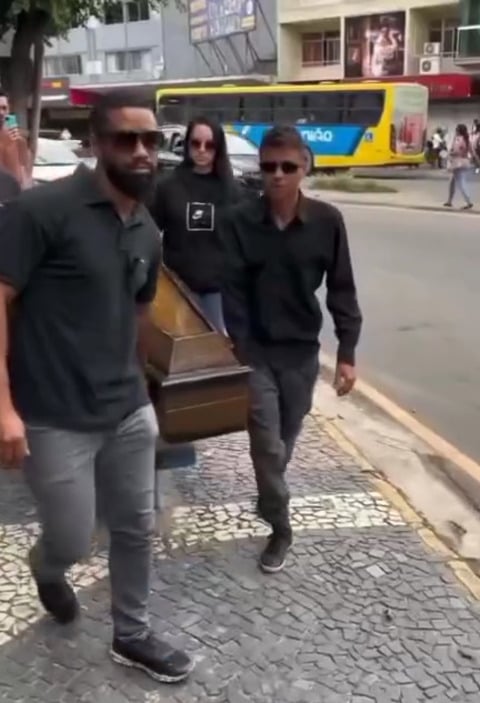 A Viação União,responsável pela linha, esclareceu que na verdade o caixão estava vazio e que tudo foi uma “brincadeira de mau gosto”. 