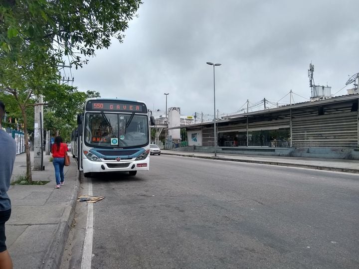 Isso ocorreu, poe exemplo, em outubro de 2024 quando 24 ônibus foram tomados por bandidos nas regiões de Tijuquinha e Muzema. As linhas 550 (Cidade de Deus -Gávea) e 557 (Rio das Pedras -Copacabana) estão entre as mais visadas. 

