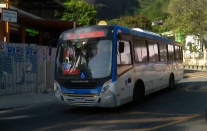 A violência das interceptações fez muitos motoristas de ônibus dessas linhas pedirem licença médica, dado o abalo psicológico. Eles abordam com muita violência. Eles entram com a moto na frente do ônibus, armado. E se demorar, teve casos de motorista ser agredido, tomar coronhada porque teve dificuldade para sair do local, até por causa do nervosismo, declarou ao G1 um motorista que não quis se identificar.

