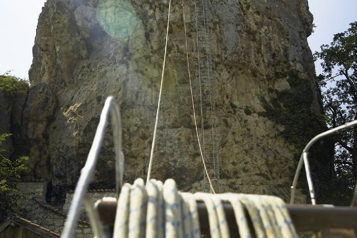 No seu dia a dia, os seguidores enviavam comida ao topo por meio de um sistema de roldanas, garantindo sua subsistência.