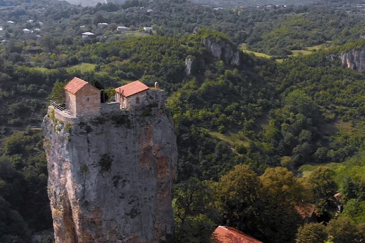 Segundo relatos, durante sua permanência, o monge descia apenas duas vezes por semana para orar com seus discípulos.