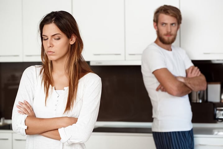 O abuso financeiro, uma linha do abuso psicológico, também é comum neste tipo de relação. O abusador quer controlar os gastos da vítima, mas também pedir um dinheiro emprestado e não devolver. 