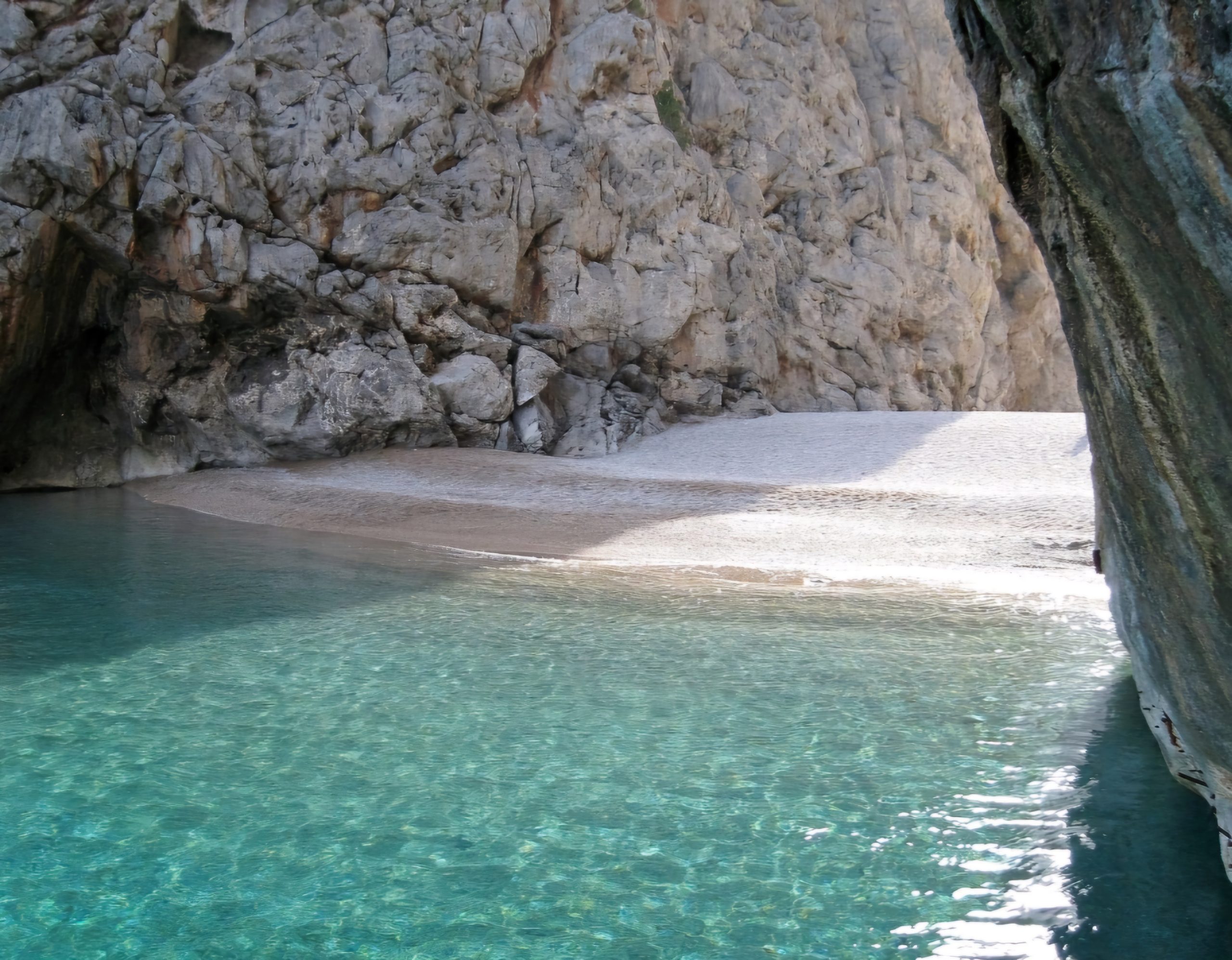 1ª – Localizada nas Ilhas Baleares, na cidade de Mallorca, na Espanha, a ‘Torrente de Pareis’ foi escolhida a praia mais bonita da Europa entre os turistas votantes. Há duas opções para acessar a ilha: uma exige mais esforço físico, já que é através de uma trilha de nove quilômetros.