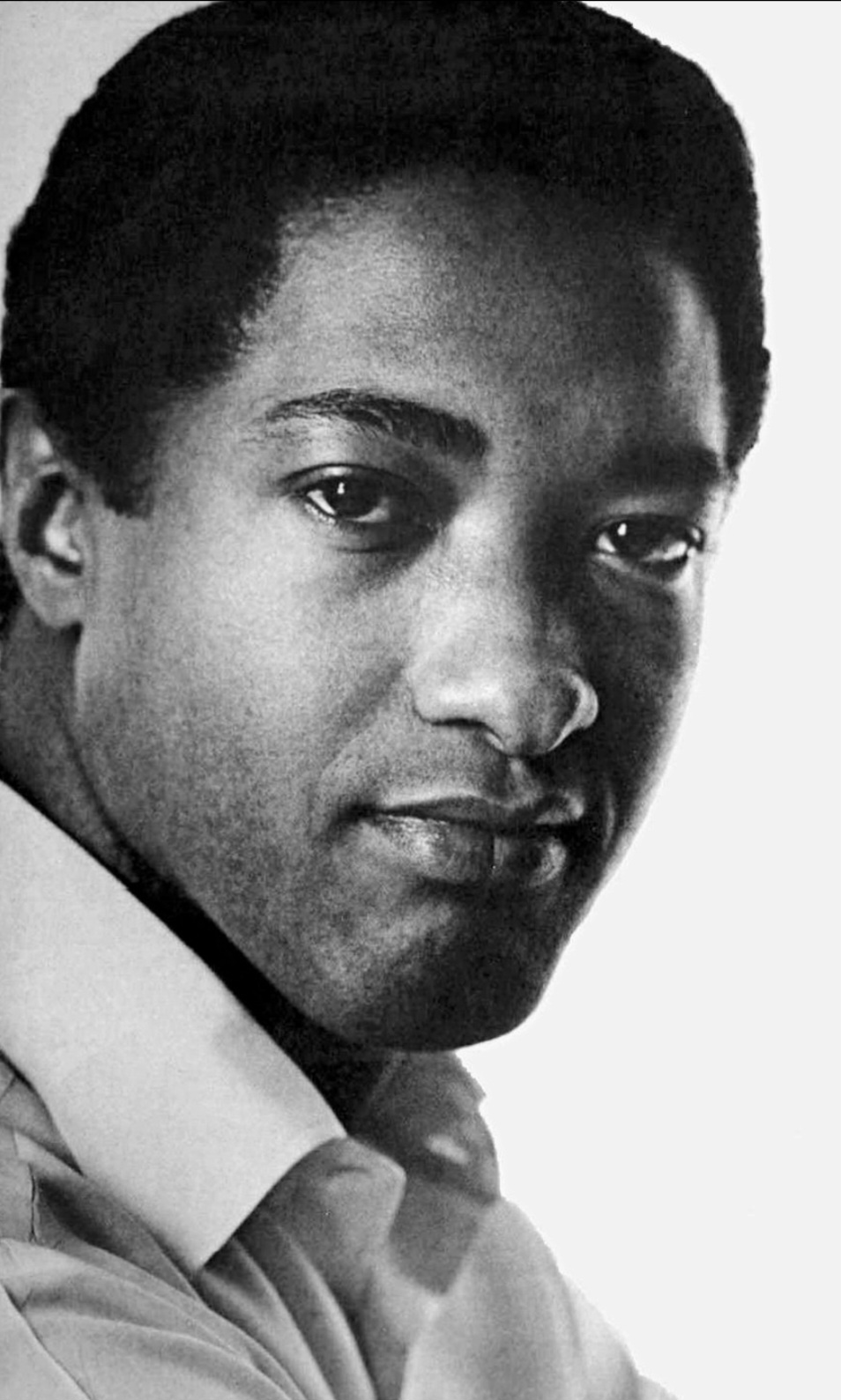 Com isso, fez o que um de seus ídolos havia feito. Acrescentou uma letra E ao sobrenome assim como o cantor e compositor Sam Cook, um dos grandes da soul music, que virou Cooke.